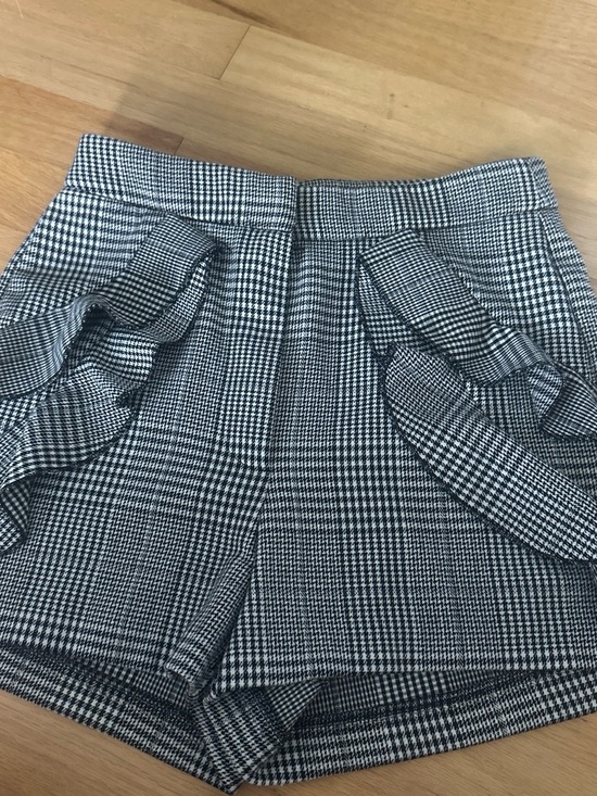 Zara Pants - Zara Black & White Plaid High-Waist Ruffle Shorts SIZE SMALL